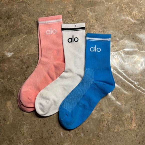 New Women’s Alo Socks
New with tags in its packaging 
3 pairs 
Fits sizes 6-11 - Picture 3 of 4